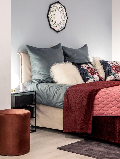 Letto con lenzuola rosse e grigie