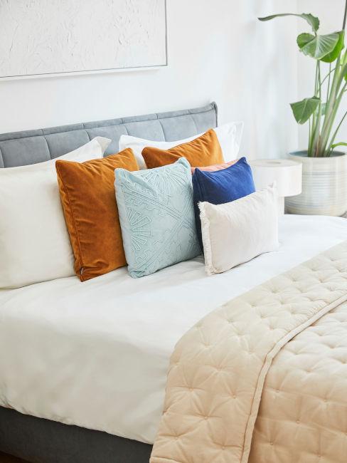 set cuscini colorati per camera da letto