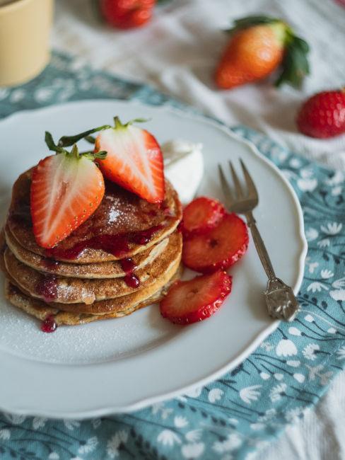 Pancake con sciroppo d'acero e fragole