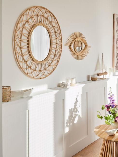 credenza bianca in soggiorno con decorazioni in rattan