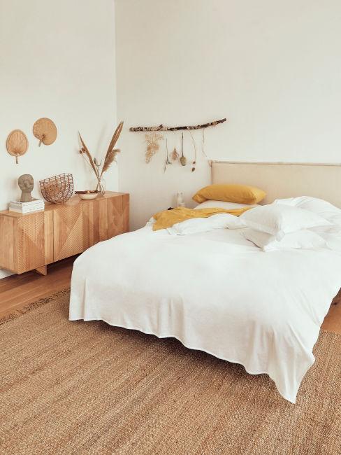 camera da letto con arredi e decorazioni naturali