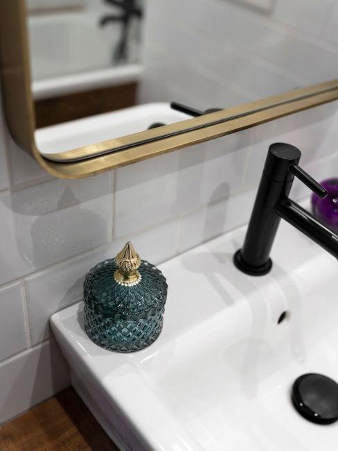 bagno moderno con specchio oro