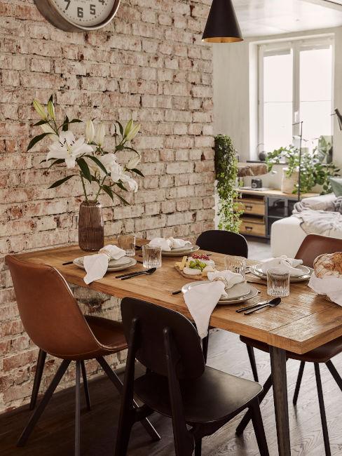 sala da pranzo con parete in mattoni