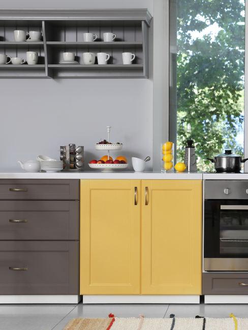 Cucina gialla e grigia