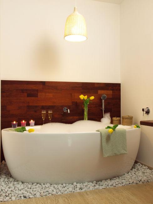 Vasca freestanding con parete in legno