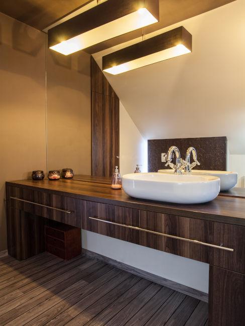 Bagno in legno scuro