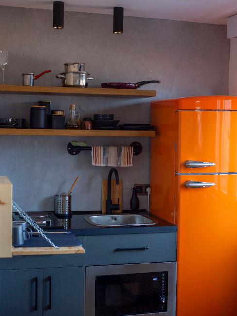 Cucina grigia con frigorifero arancione
