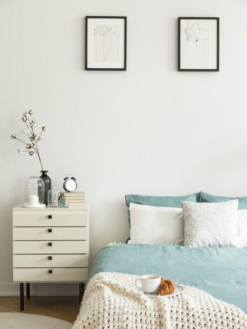 Camera da letto bianca con lenzuola azzurre