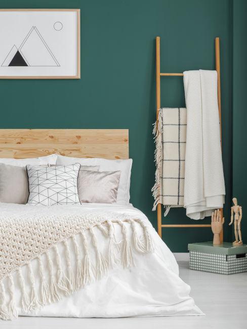 Parete verde dietro il letto