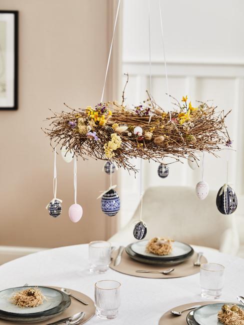 ghirlanda di pasqua appesa