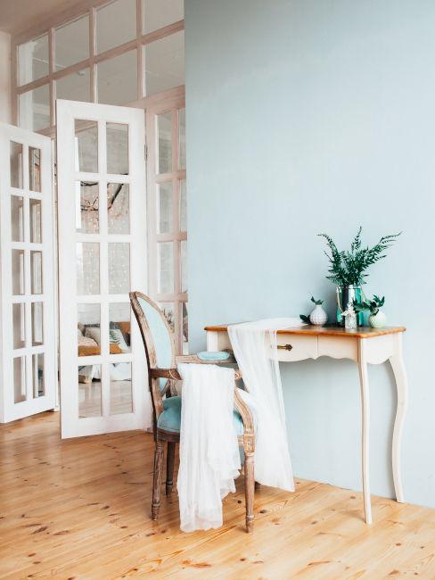 Angolo shabby chic con parete azzurra