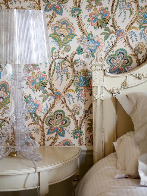 Camera da letto con carta da parati