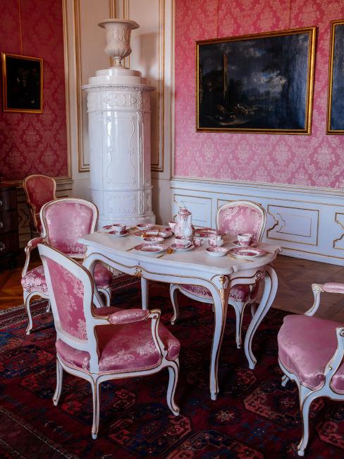 Sala da pranzo medievale rosa e bianca