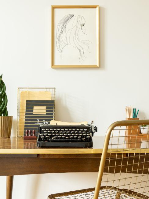 Scrivania con macchina da scrivere