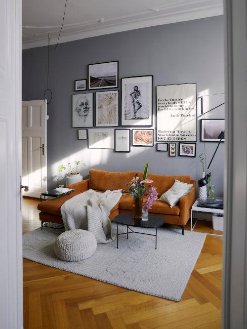 Parete grigia dietro al divano