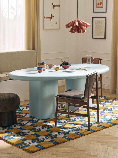 tavolo azzurro in sala da pranzo colorata