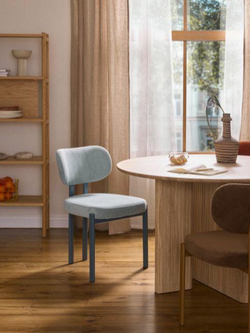 sedia azzurra e tavolo in legno