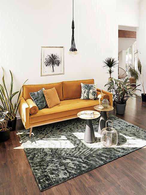 Divano giallo in velluto