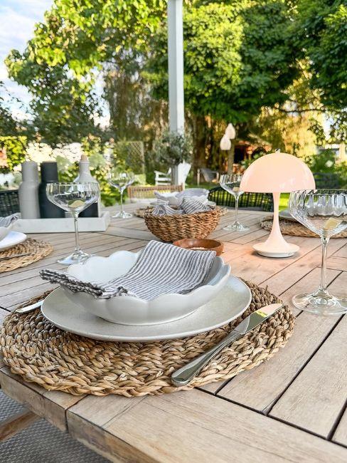 tavola apparecchiata in giardino