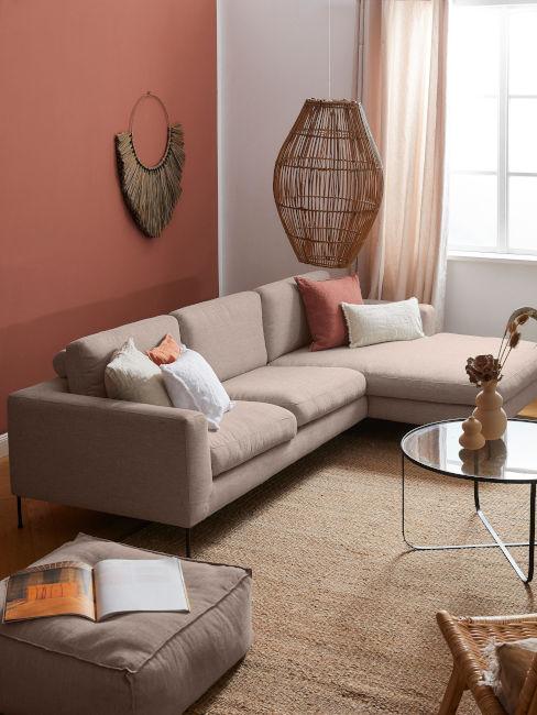 Parete rossa dietro il divano