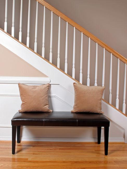 Parete delle scale taupe