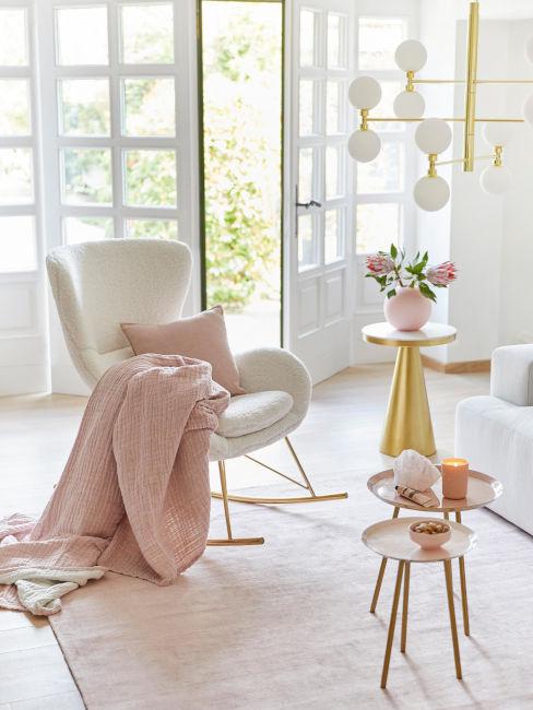 Soggiorno con tessili rosa baby