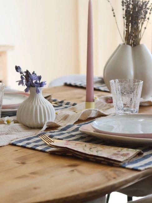 centrotavola primaverile con vasi e candele