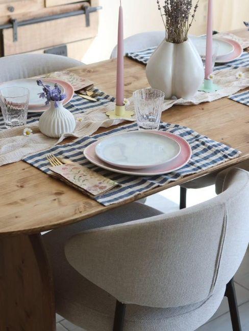 tavola con tovagliette a righe e vasi
