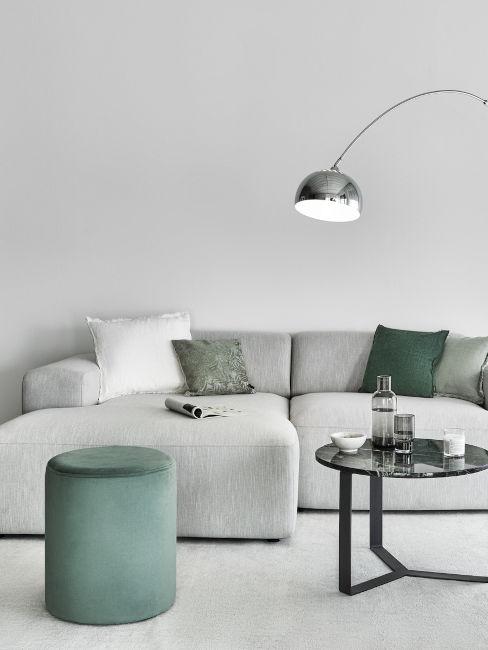 soggiorno con pouf e cuscini verdi