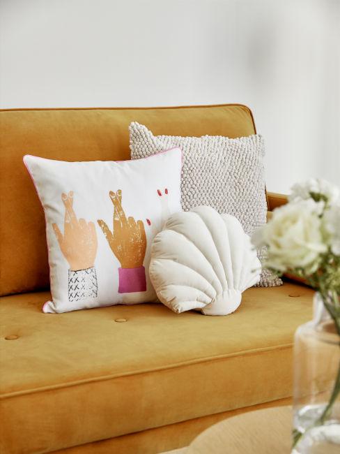 divanetto color giallo mango