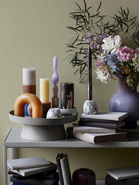 candele decorative e vaso con fiori