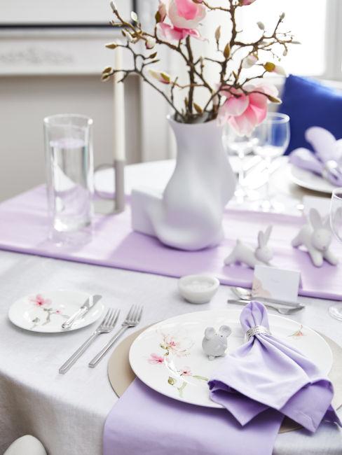 tavola shabby chic con tessili color glicine