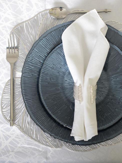 mise en place elegante con sottopiatto argento