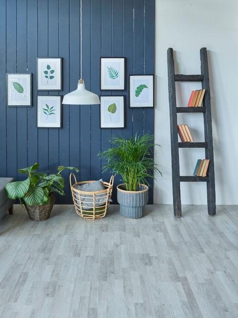 Parete con rivestimento a listelli blu