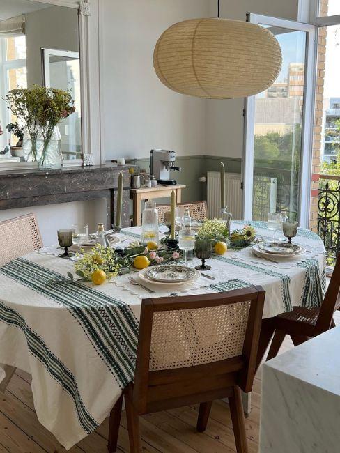 tavola con centrotavola di fiori e frutta