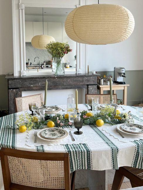 tavola con centrotavola di fiori e frutta