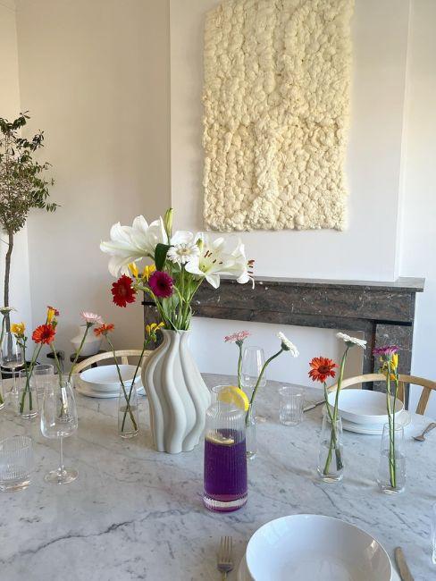 tavola estiva con vasetti di fiori