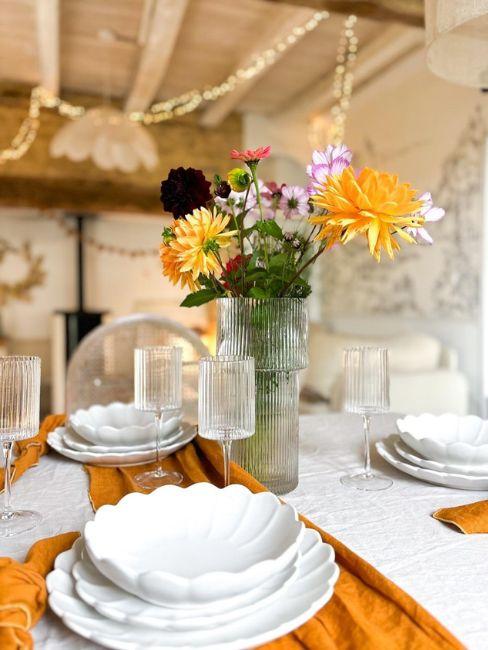 tavola con vaso e runner arancione