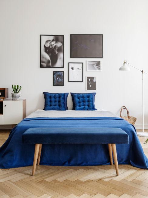 Letto con lenzuola colore blu di Prussia