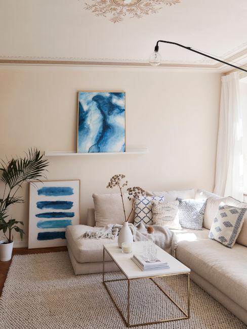 Soggiorno beige con quadri blu