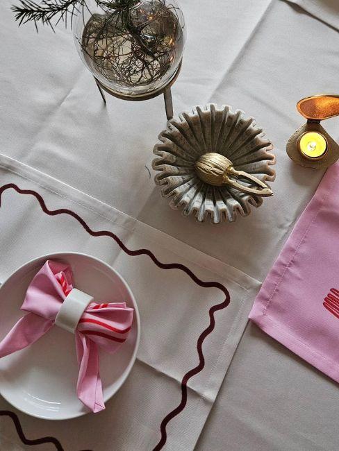 tavola per colazione con tovaglietta