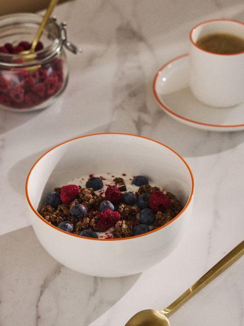 ciotola colazione con yogurt