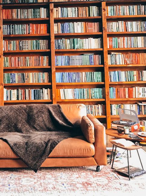 divano in pelle con libreria