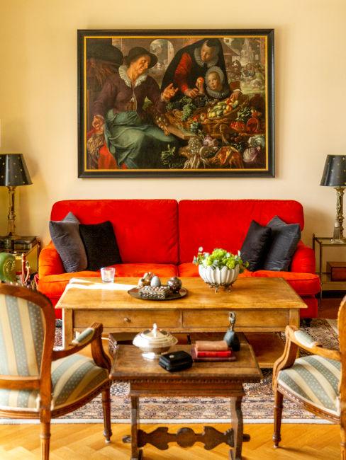 salone rustico con divano rosso e quadro