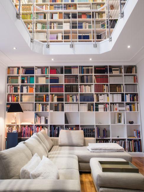salone con libreria ad altezza intera