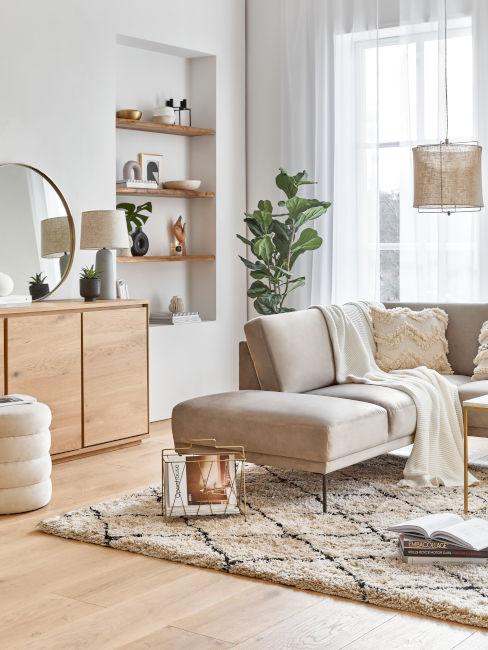 salone crema con nicchia e mensole