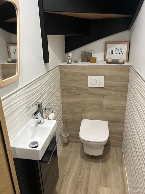 bagno piccolissimo con parete decorata
