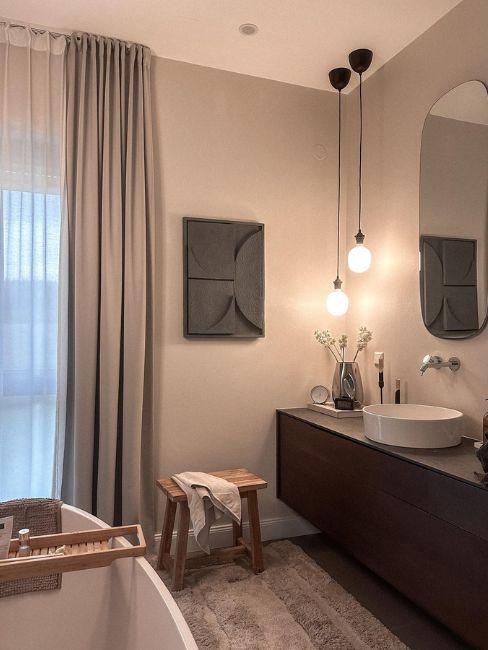 bagno con decorazione da parete