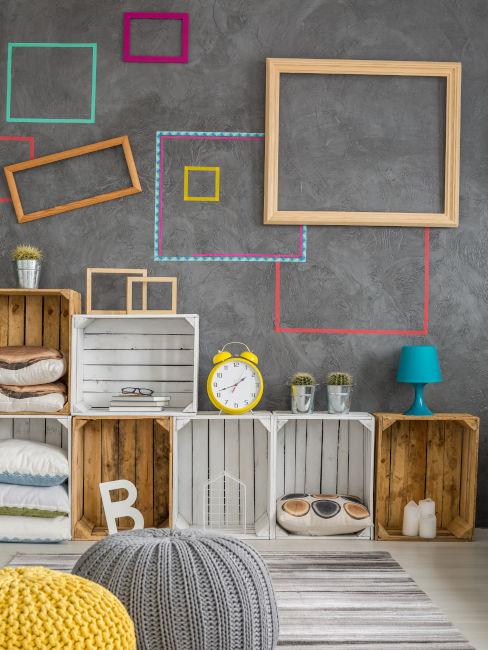 Parete grigia con cornici colorate