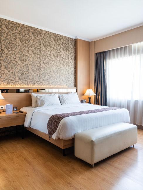 camera da letto con controparete e carta da parati